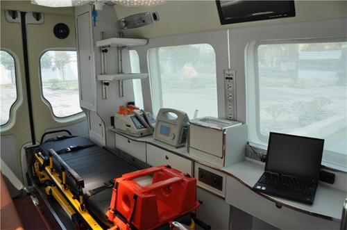 洛南县救护车内部